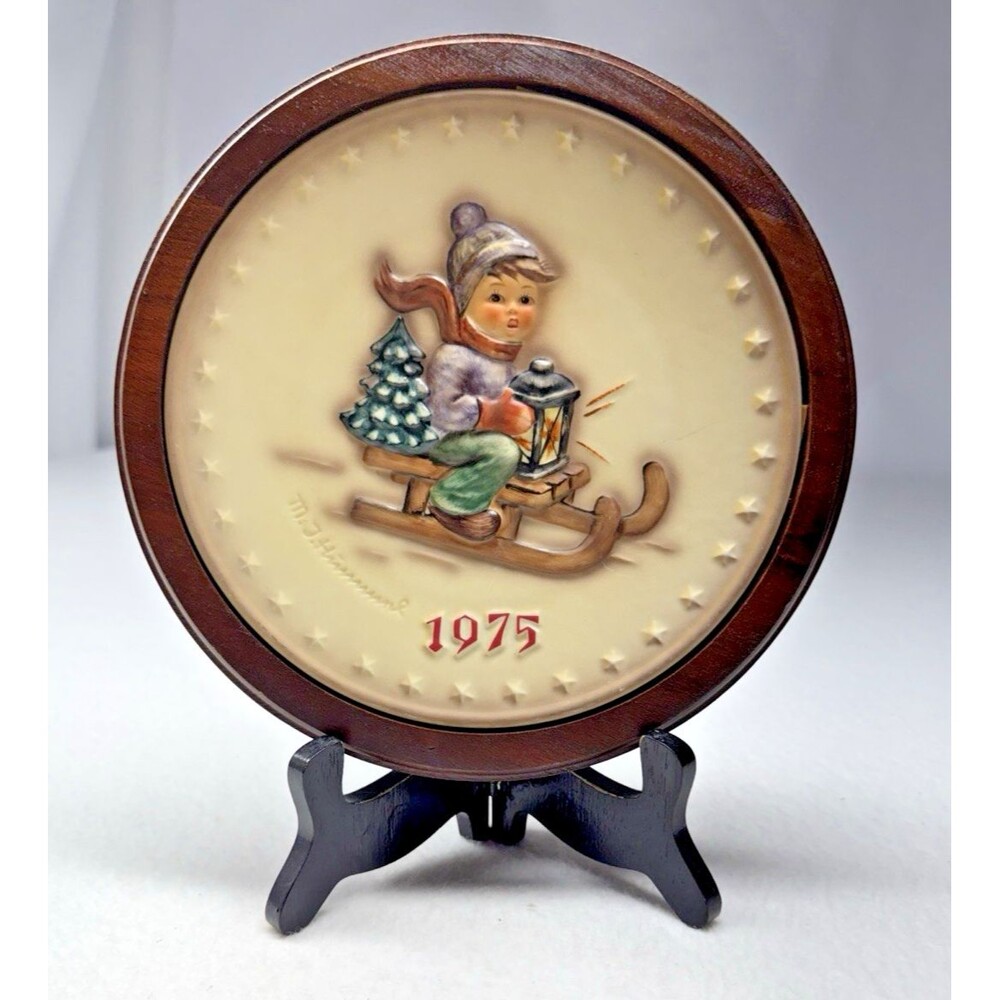 M.J. Hummel "Hummel" Annual Plate (1975) - Ride Into Christmas Wooden Frame